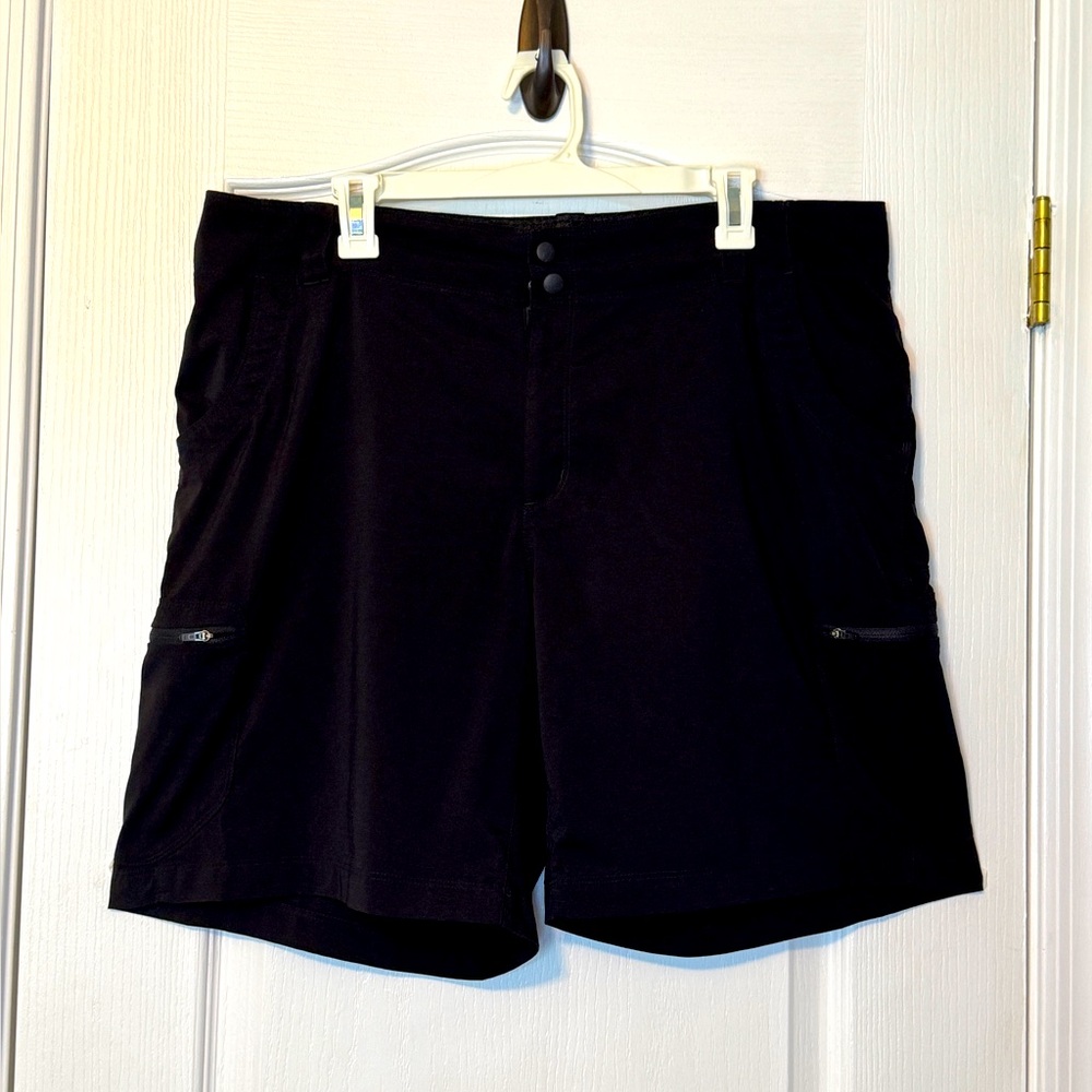 L.L. Bean Women's Black Cargo Shorts-Size 18
